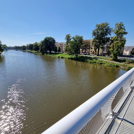Prostorny Byt V Centru U Reky, 2 Loznice, Balkon Hradec Králové Exterior foto