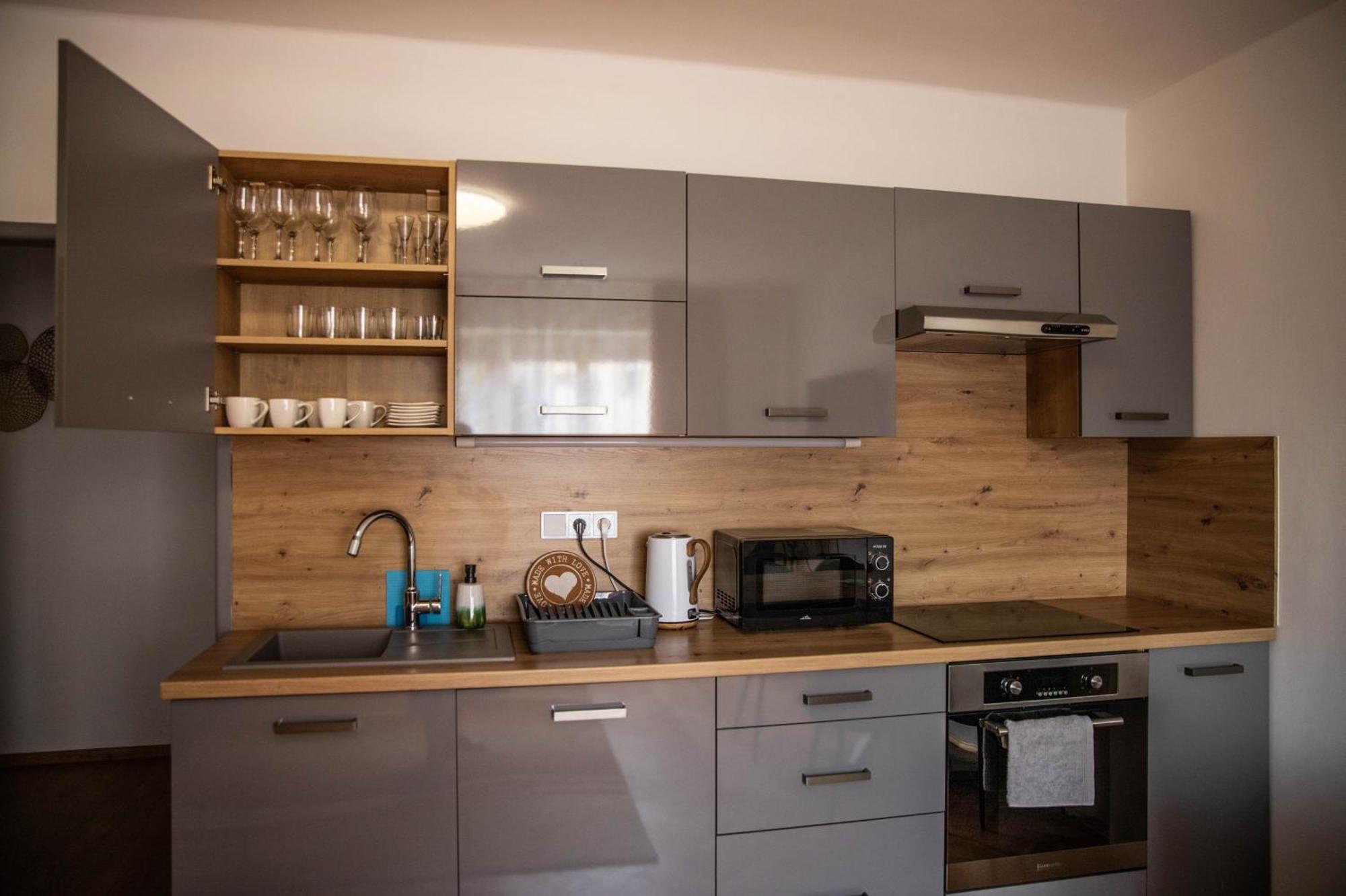 Prostorny Byt V Centru U Reky, 2 Loznice, Balkon Hradec Králové Exterior foto
