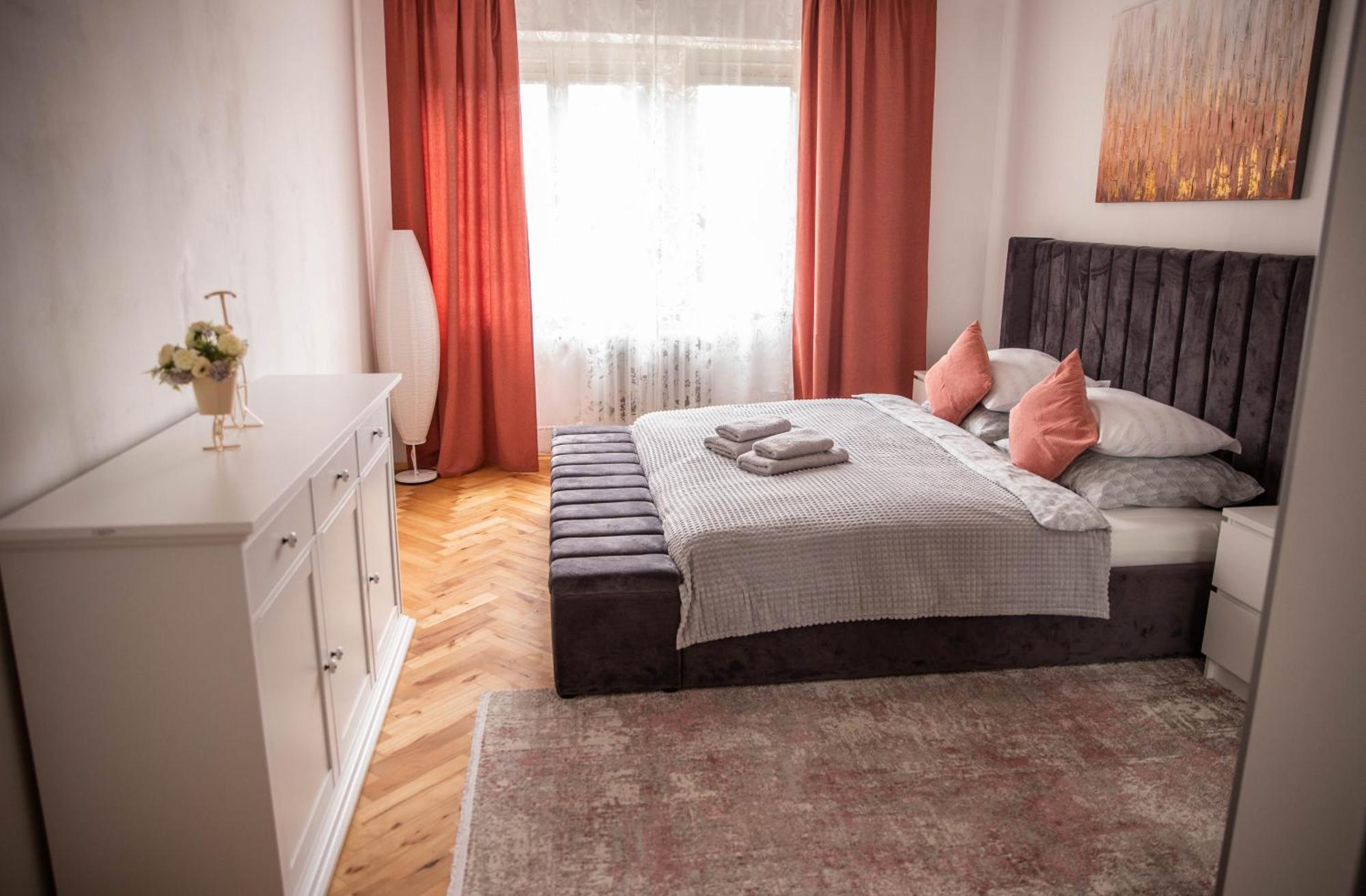 Prostorny Byt V Centru U Reky, 2 Loznice, Balkon Hradec Králové Exterior foto